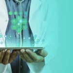 Médico utilizando tecnología digital, reflejando la innovación y liderazgo de Grupo HMS en servicios de salud.