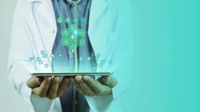 Médico utilizando tecnología digital, reflejando la innovación y liderazgo de Grupo HMS en servicios de salud.