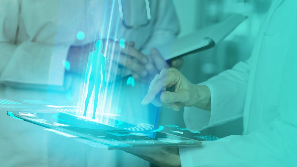 Profesional utilizando tecnología digital para mejorar la gestión y reducir costo en servicios de salud.