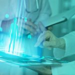 Profesional utilizando tecnología digital para mejorar la gestión y reducir costo en servicios de salud.