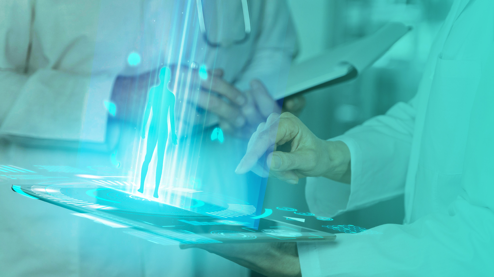 Profesional utilizando tecnología digital para mejorar la gestión y reducir costo en servicios de salud.