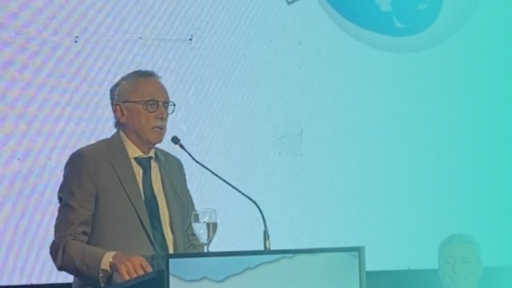 El ministro Mario Lugones durante su discurso en el Congreso COSSPRA 2025 en Salta.