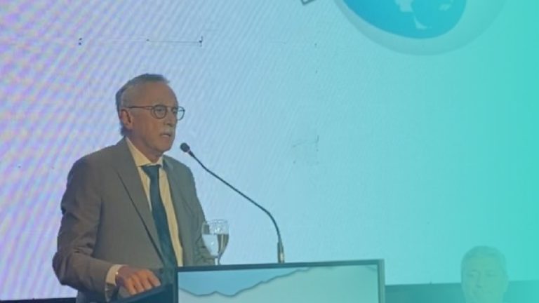 El ministro Mario Lugones durante su discurso en el Congreso COSSPRA 2025 en Salta.