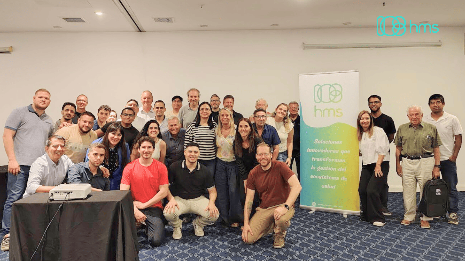 Equipo de HMS participando en un hackatón interno para impulsar innovación, creatividad y soluciones tecnológicas para el sistema de salud.